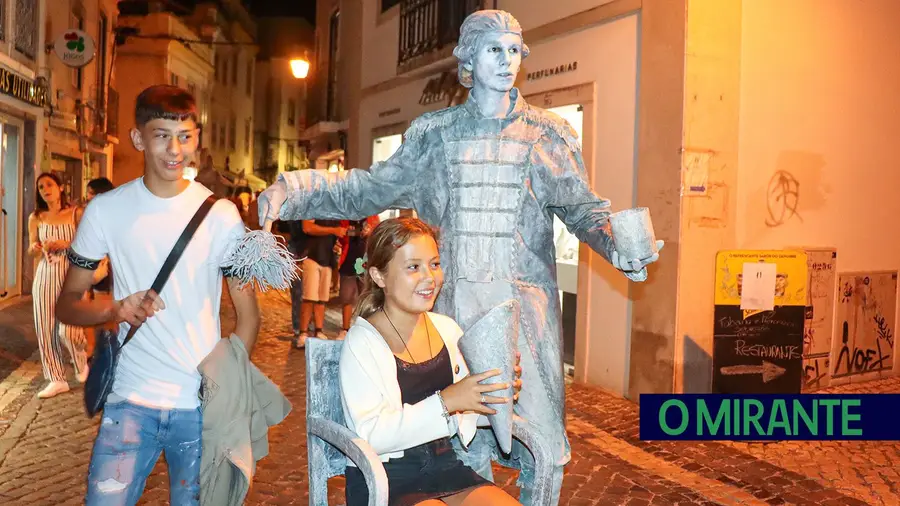 Jovens deram vida às estátuas no centro histórico de Santarém Jovens deram vida às estátuas no centro histórico de Santarém