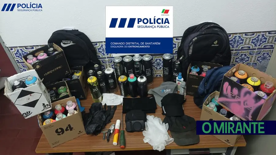 Polícia apanha jovens a pintarem comboio no Entroncamento