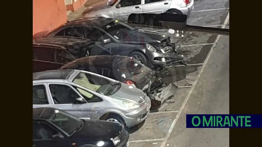 Carro despista-se e abalroa quatro veículos estacionados em Povos