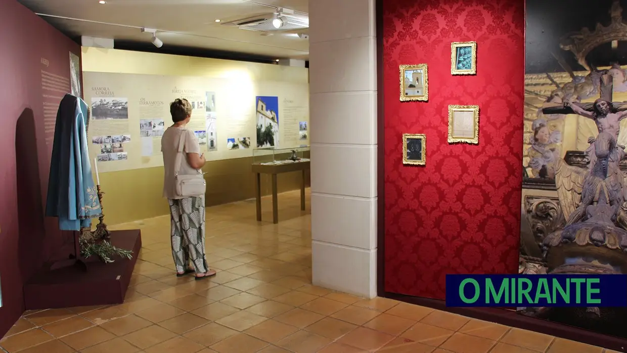 Exposição mostra painéis de azulejos e imagens da Igreja Matriz de Samora Correia