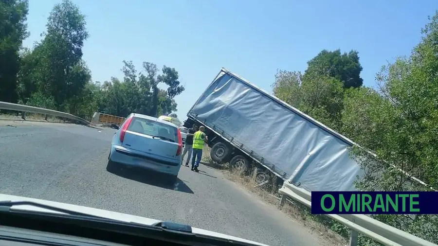 Colisão entre camião e ligeiros faz dois feridos em Benavente