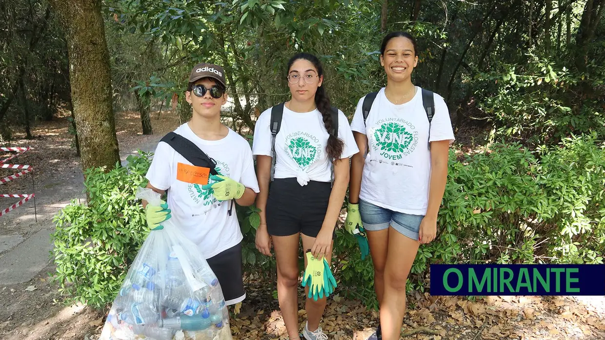 Jovens voluntários em acção pela preservação da Mata Nacional dos Sete Montes