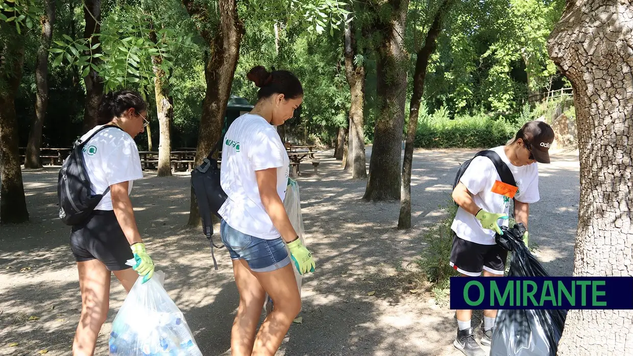 Jovens voluntários em acção pela preservação da Mata Nacional dos Sete Montes