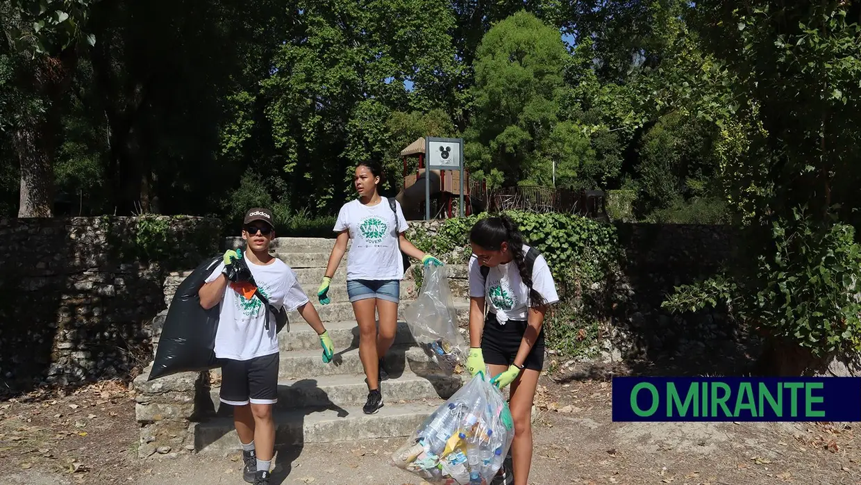 Jovens voluntários em acção pela preservação da Mata Nacional dos Sete Montes