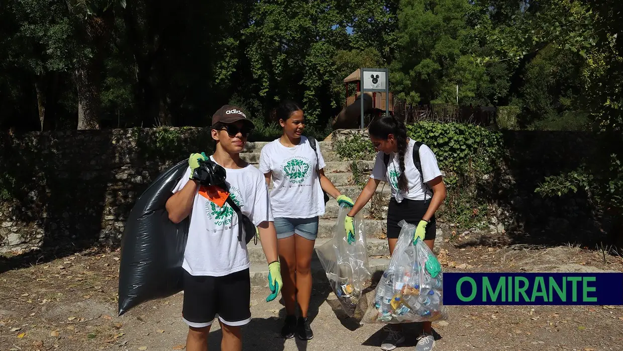 Jovens voluntários em acção pela preservação da Mata Nacional dos Sete Montes