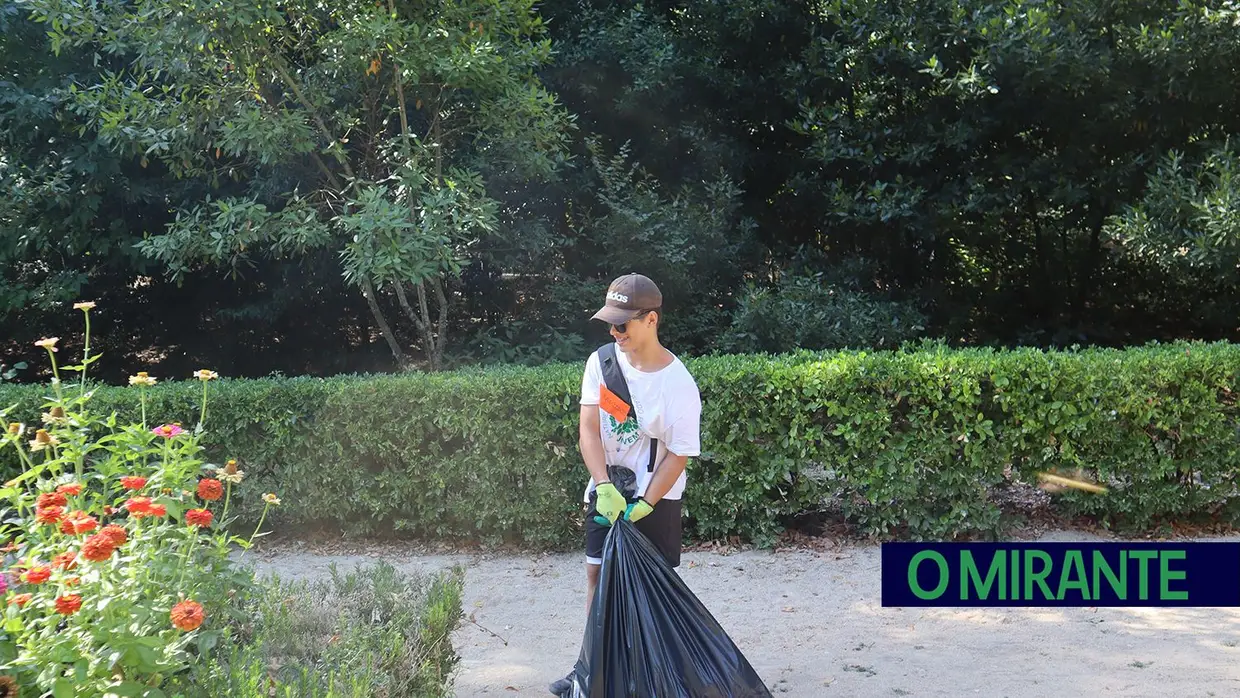 Jovens voluntários em acção pela preservação da Mata Nacional dos Sete Montes