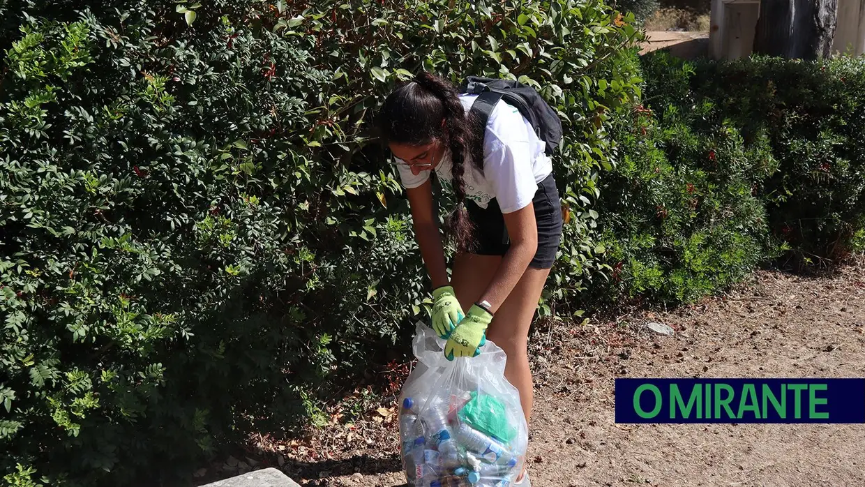 Jovens voluntários em acção pela preservação da Mata Nacional dos Sete Montes