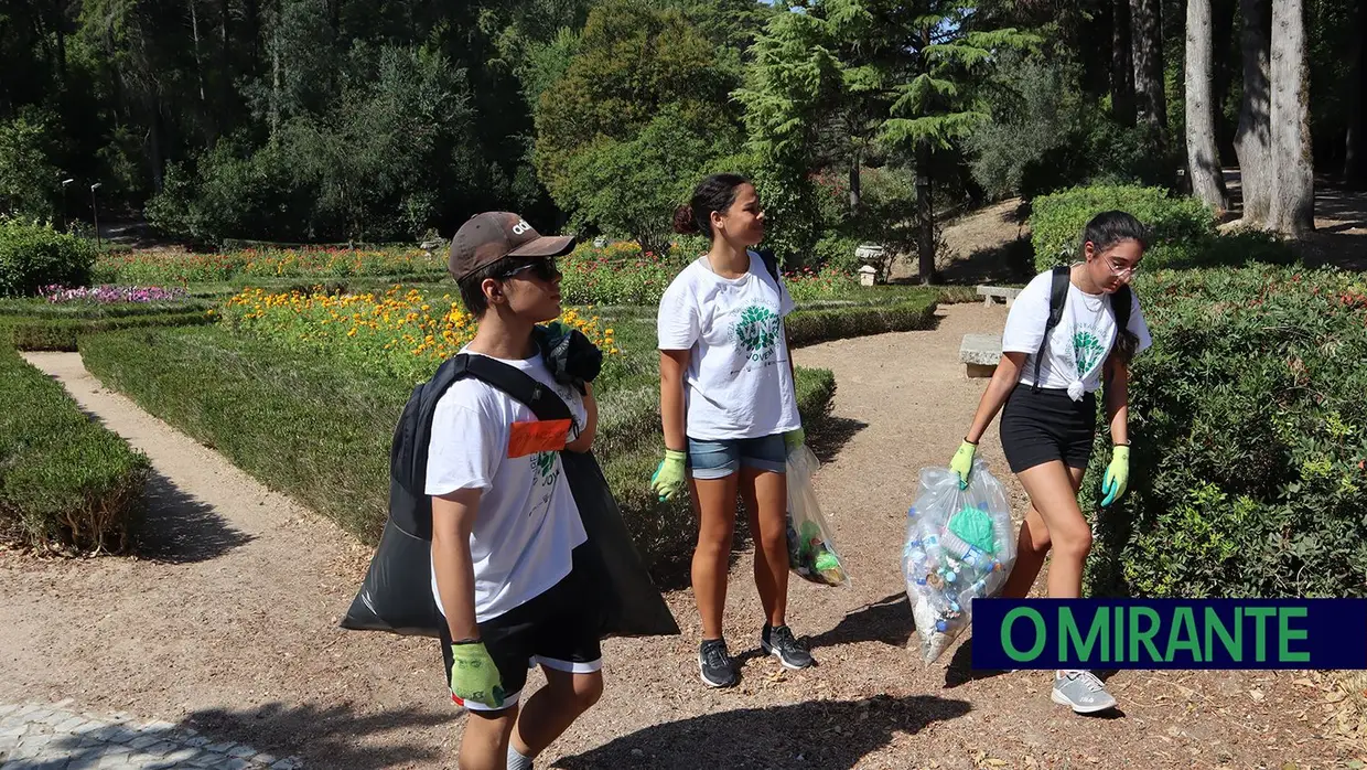 Jovens voluntários em acção pela preservação da Mata Nacional dos Sete Montes