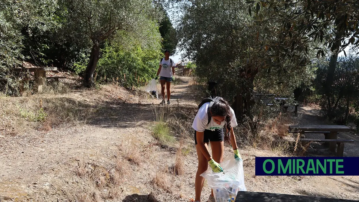 Jovens voluntários em acção pela preservação da Mata Nacional dos Sete Montes