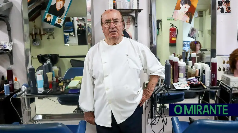 Joaquim Ferreira está há mais de sete décadas a cortar cabelos em Tomar Joaquim Ferreira está há mais de sete décadas a cortar cabelos em Tomar