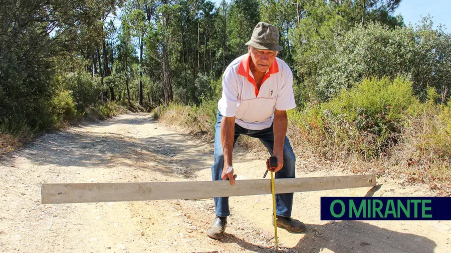 Estrada que liga Moreiras Grandes à Fonte Velha espera por obras há anos Estrada que liga Moreiras Grandes à Fonte Velha espera por obras há anos