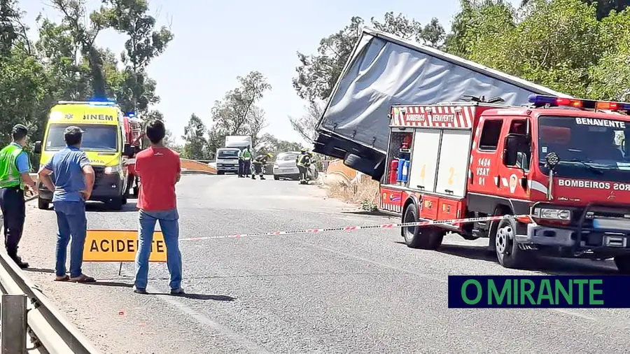 Colisão entre camião e ligeiros faz dois feridos em Benavente Colisão entre camião e ligeiros faz dois feridos em Benavente