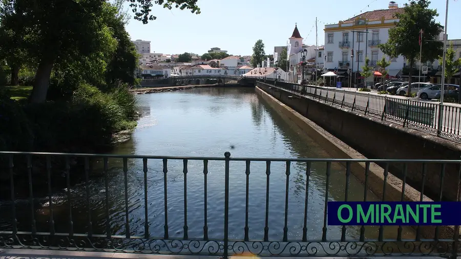 Já começou construção do passadiço ciclável junto ao rio Nabão Já começou construção do passadiço ciclável junto ao rio Nabão
