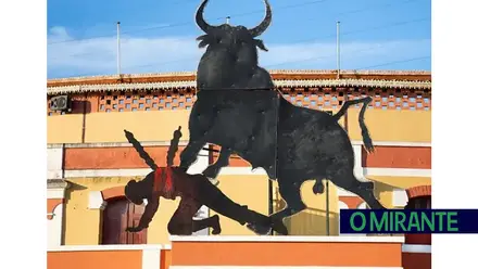 Bordalo II deixa toureiro ensanguentado na fachada da Palha Blanco