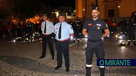 Bombeiros de Azambuja e população uniram-se em vigília em frente à câmara municipal