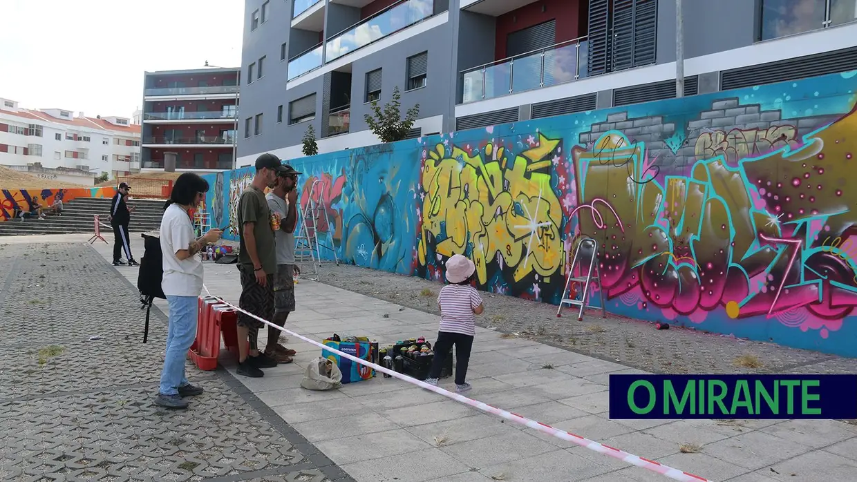 Artistas dão vida à “Praça das Cores”