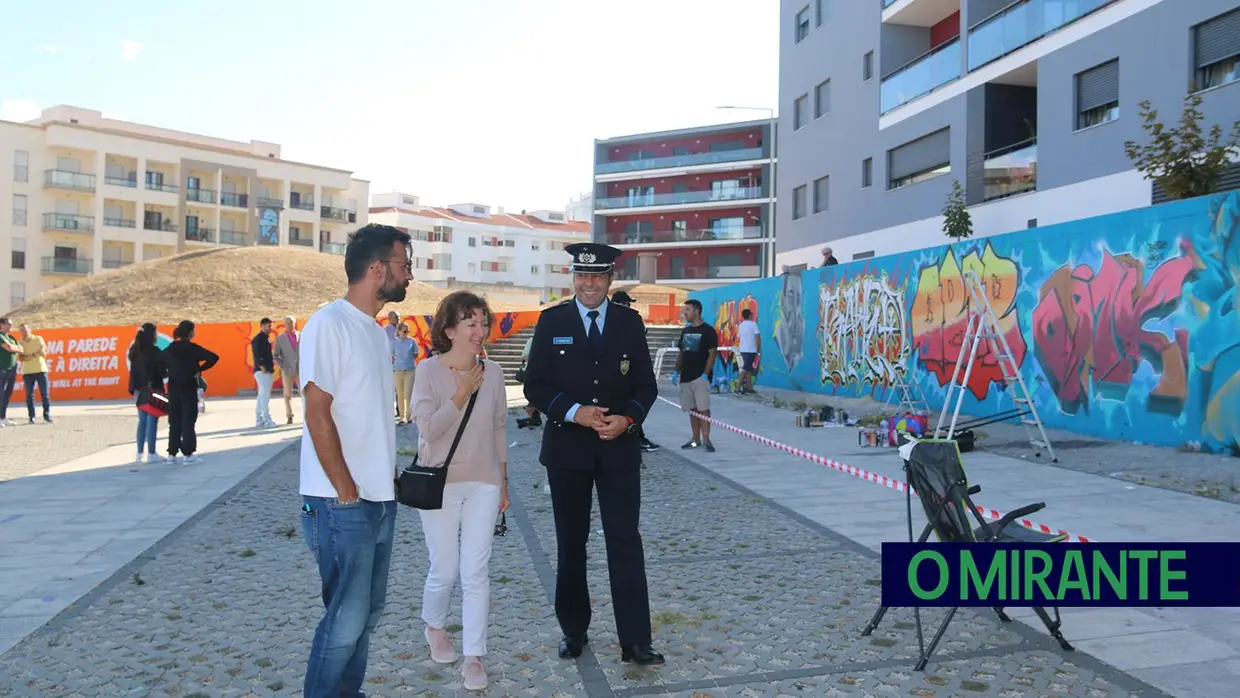 Artistas dão vida à “Praça das Cores”