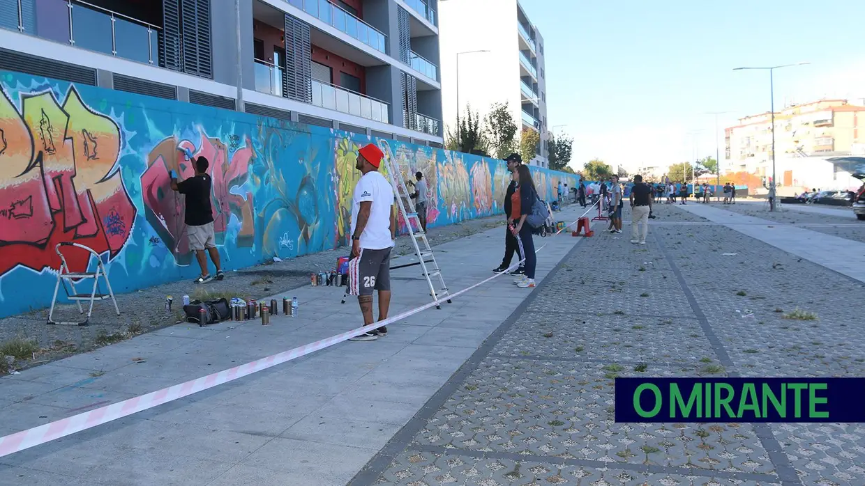 Artistas dão vida à “Praça das Cores”