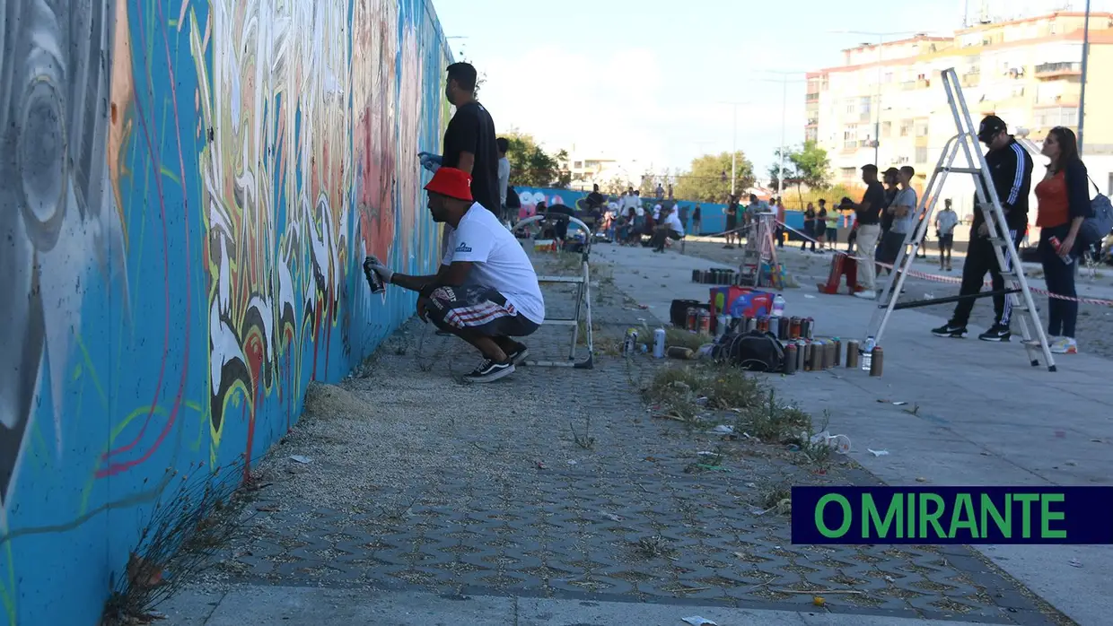 Artistas dão vida à “Praça das Cores”