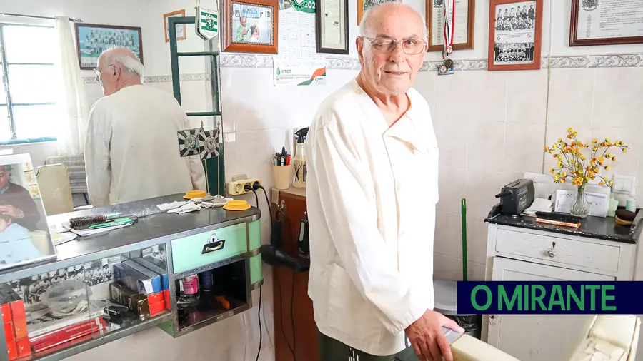 Alberto Amado corta barba e cabelo em Riachos há mais de sete décadas