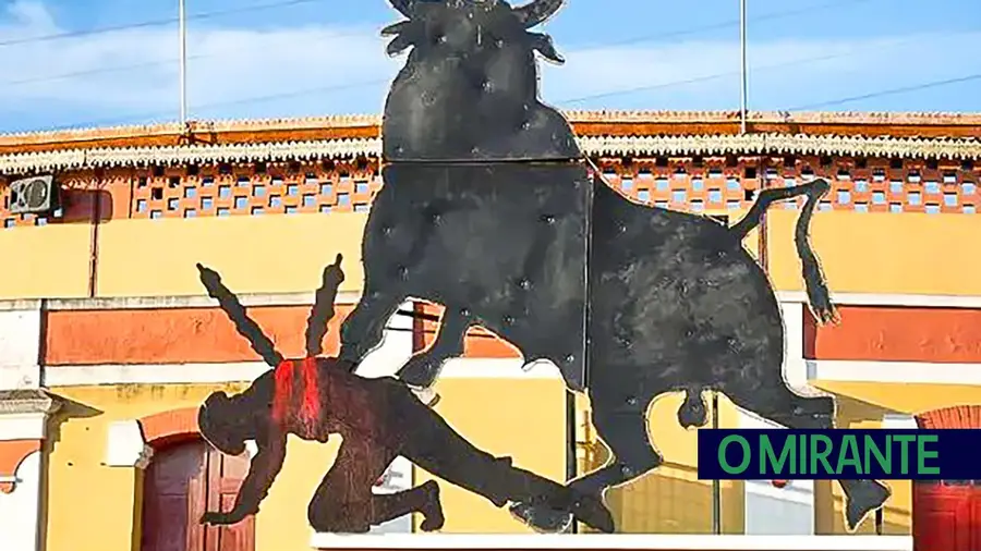 Misericórdia de Vila Franca de Xira ameaça processar artista que vandalizou praça de touros Misericórdia de Vila Franca de Xira ameaça processar artista que vandalizou praça de touros