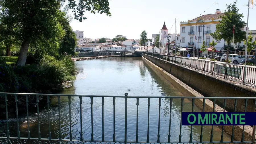 Começou a construção do passadiço ciclável junto ao rio Nabão Começou a construção do passadiço ciclável junto ao rio Nabão