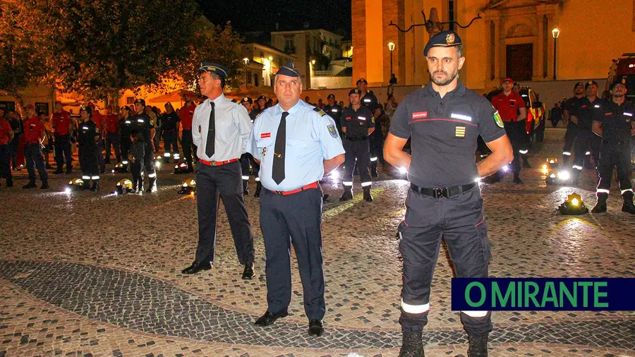 Vigília silenciosa dos Bombeiros de Azambuja contra os políticos do concelhos