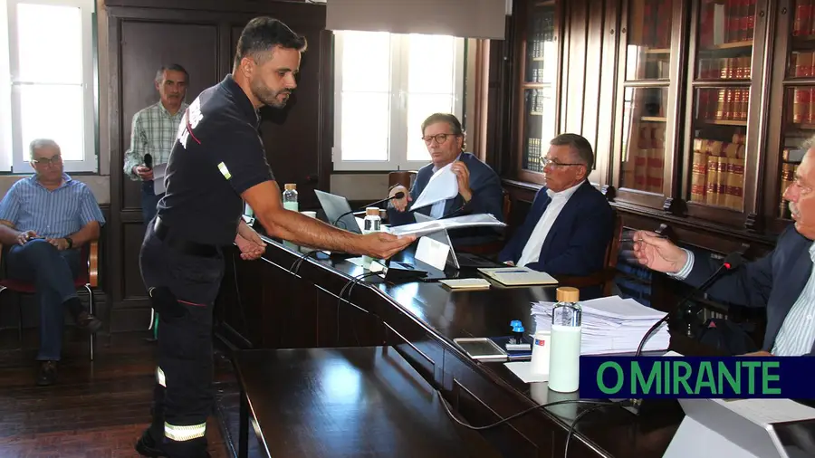 Bombeiros de Azambuja conseguem apoio camarário para veículo de desencarceramento