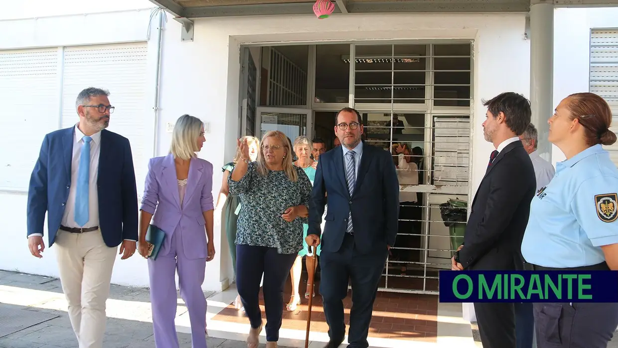 Ministro da educação garante obras na secundária de Vialonga