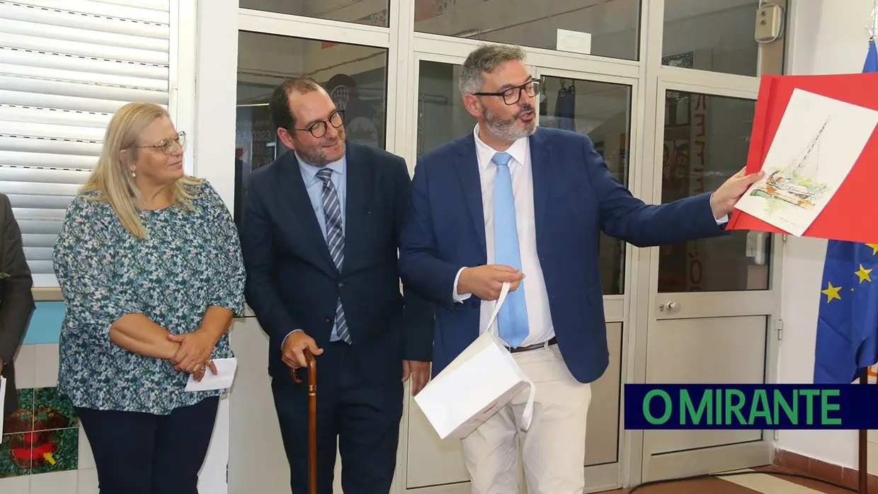 Ministro da educação garante obras na secundária de Vialonga