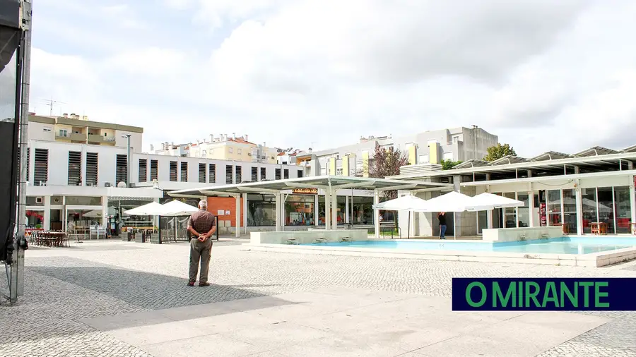 Praça Salgueiro Maia no Entroncamento serve de casa-de-banho