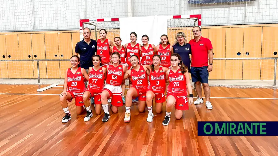 A equipa Sub16 feminina do Santarém Basket