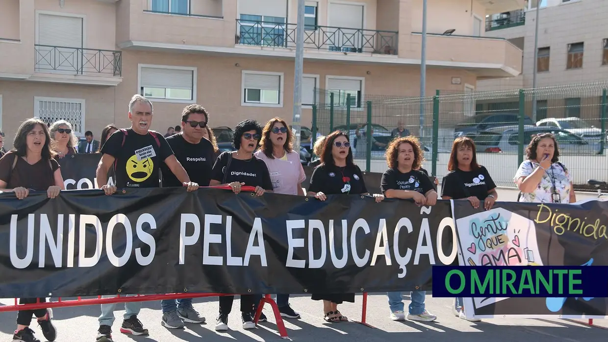 Ministro da educação garante obras na secundária de Vialonga