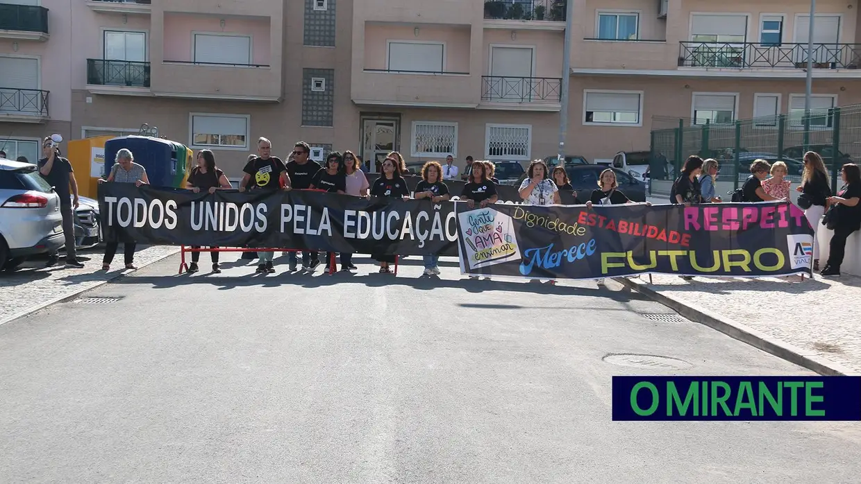 Ministro da educação garante obras na secundária de Vialonga