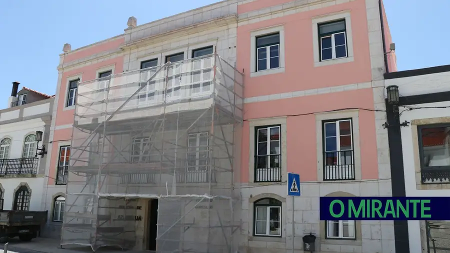 Azambuja investiu 80 mil euros na reabilitação dos Paços do Concelho Azambuja investiu 80 mil euros na reabilitação dos Paços do Concelho