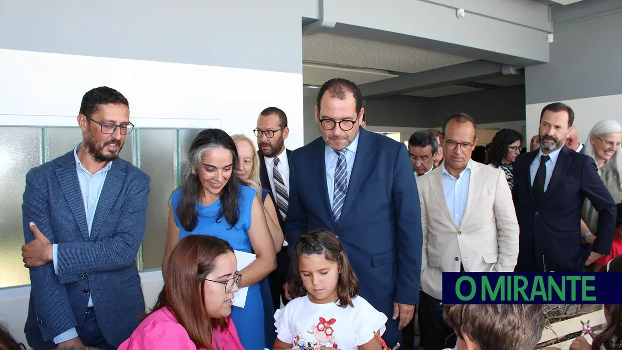 Requalificação de escola básica de Minde homenageia professor Abílio Martins