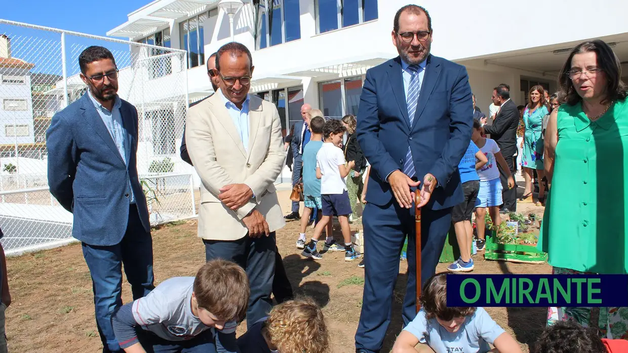 Requalificação de escola básica de Minde homenageia professor Abílio Martins