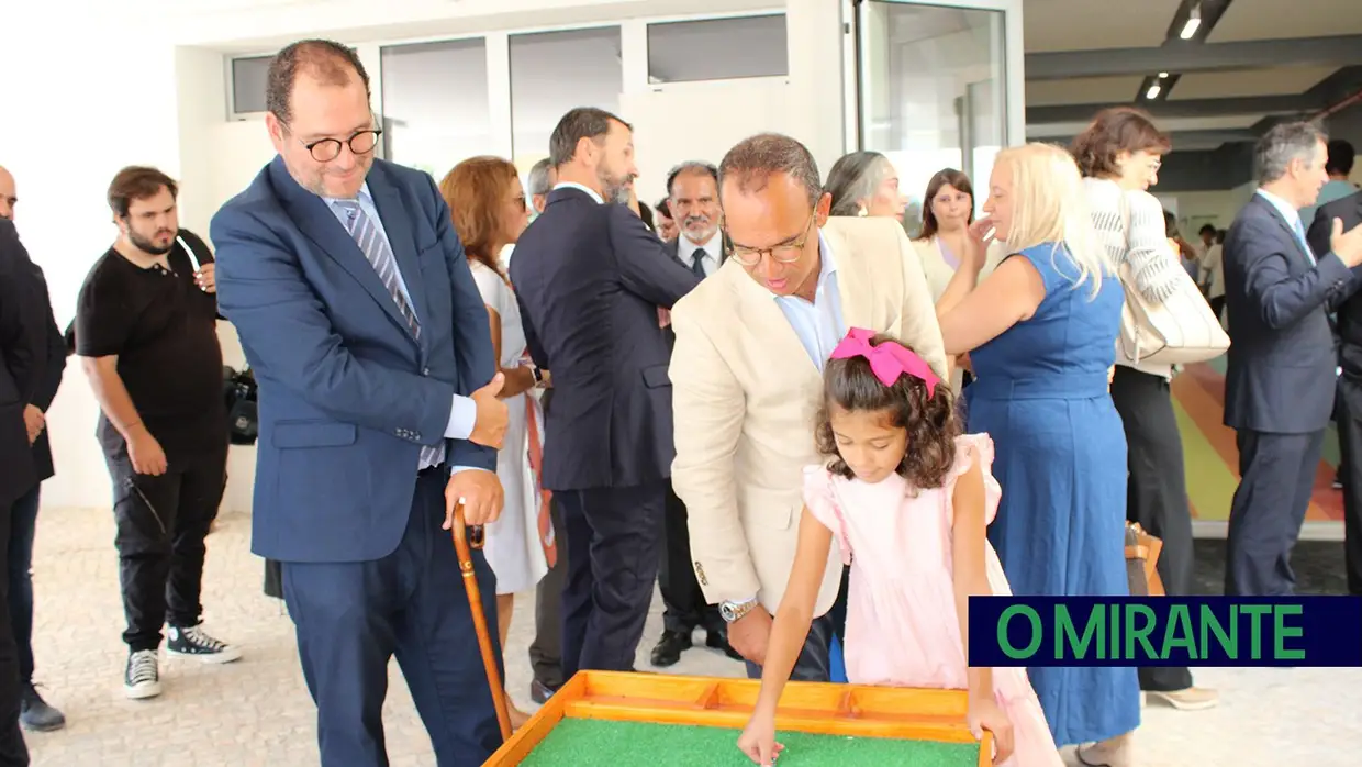 Requalificação de escola básica de Minde homenageia professor Abílio Martins
