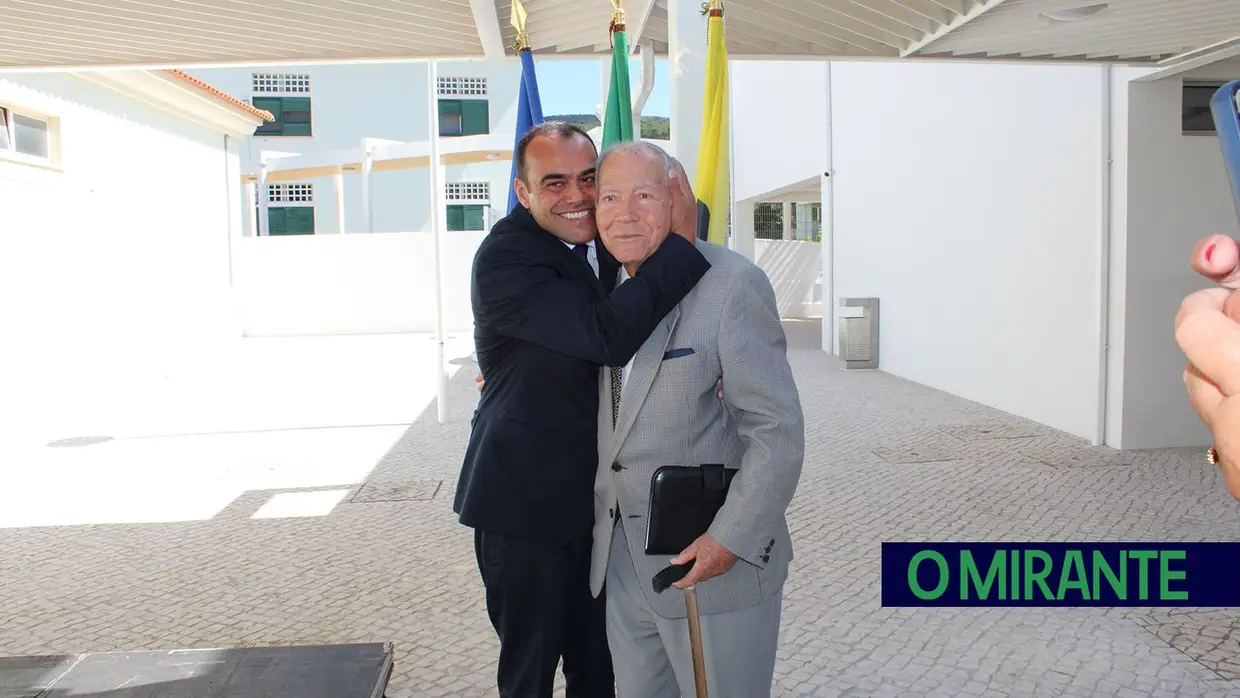 Requalificação de escola básica de Minde homenageia professor Abílio Martins