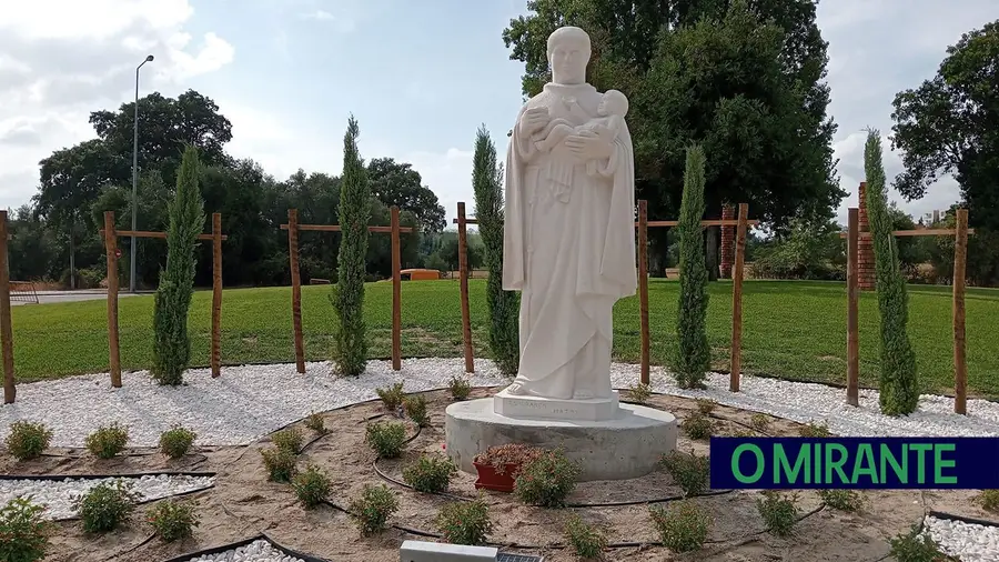 Concluído restauro da estátua de Santo António vandalizada em Torres Novas Concluído restauro da estátua de Santo António vandalizada em Torres Novas