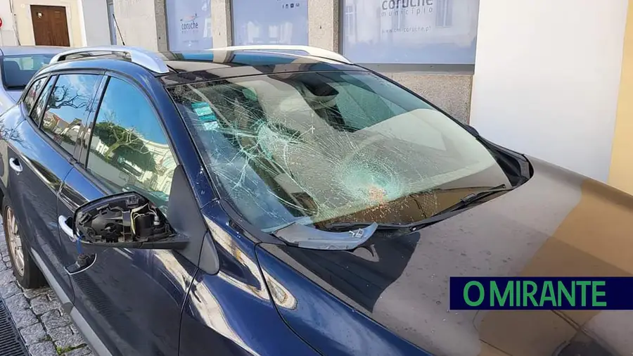 Seis carros vandalizados junto aos paços do concelho de Coruche Seis carros vandalizados junto aos paços do concelho de Coruche