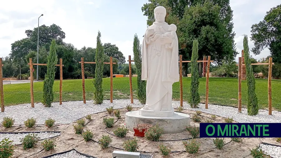 Concluído restauro da estátua de Santo António vandalizada em Torres Novas