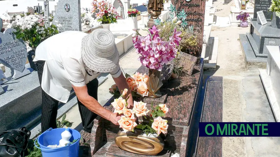 Azambuja recorre à banca para ampliar o lotado cemitério de Aveiras de Cima