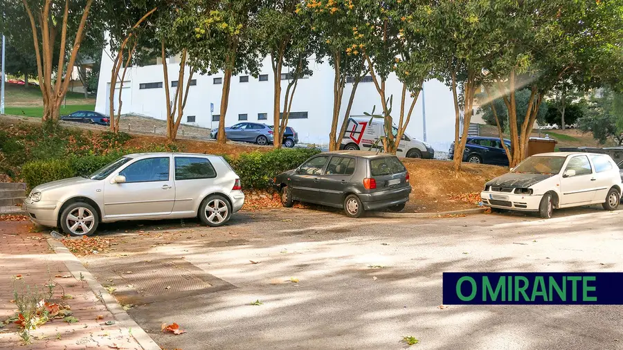 Viaturas ao abandono na Póvoa de Santa Iria incomodam moradores