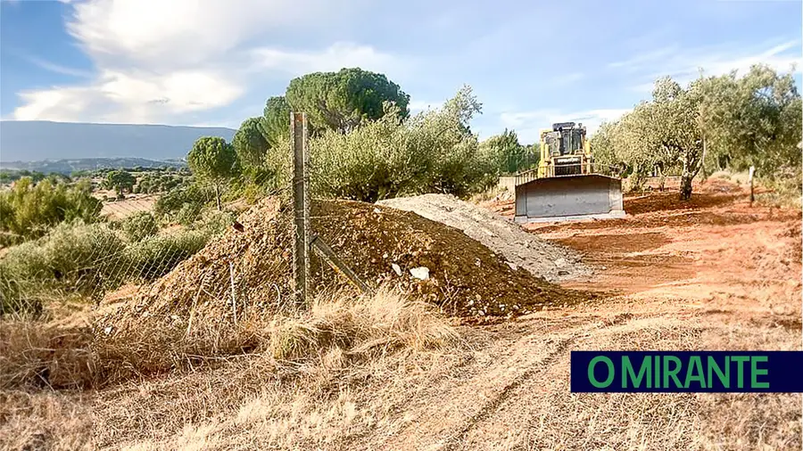 Descargas de terras em Alcanena depositadas em terrenos não licenciados Descargas de terras em Alcanena depositadas em terrenos não licenciados