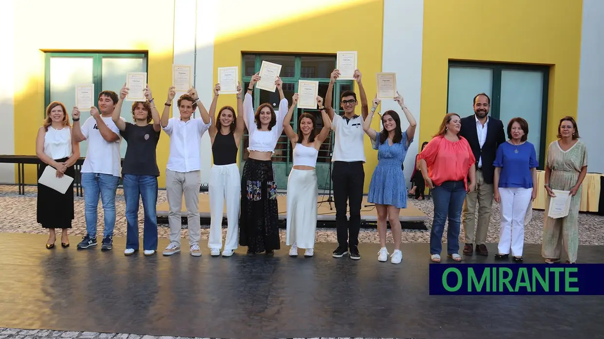 Agrupamento de Escolas Sá da Bandeira distinguiu alunos