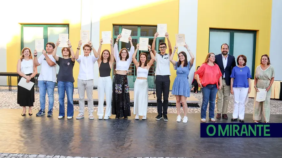 Agrupamento de Escolas Sá da Bandeira distingue alunos Agrupamento de Escolas Sá da Bandeira distingue alunos