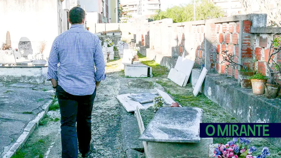 Trasladação dos corpos do antigo cemitério de Alverca longe de estar concluída Trasladação dos corpos do antigo cemitério de Alverca longe de estar concluída
