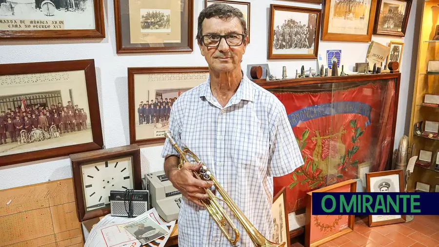 José Júlio tem um braço amputado e toca em três bandas filarmónicas da região José Júlio tem um braço amputado e toca em três bandas filarmónicas da região