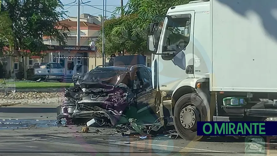 Colisão frontal em Samora Correia faz um ferido grave